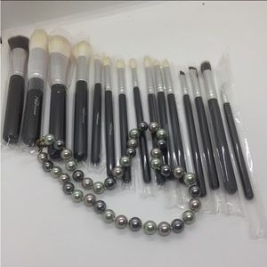 15 Pc Black & White Pro Makeup Brush Set With Zippered Case